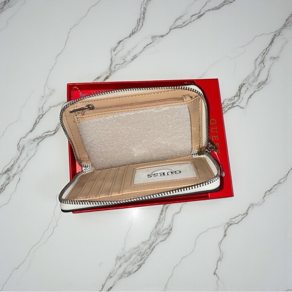 GUESS White Wallet with Silver Chain & Bag Charm NWT - Picture 3 of 7